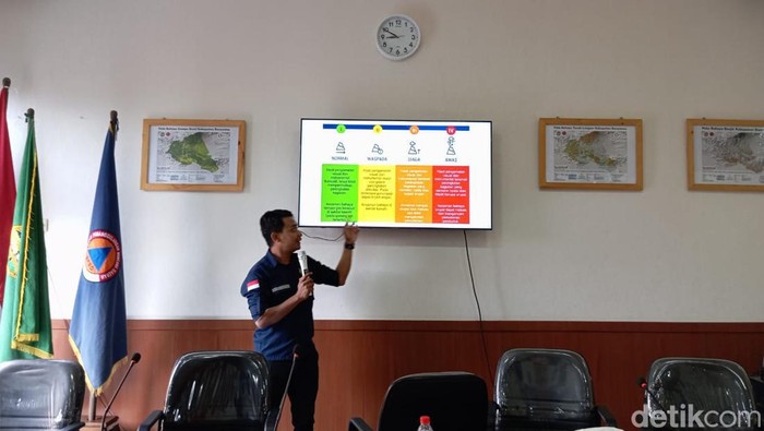 Pengamat Gunung Api Slamet dari Kementerian Energi dan Sumber Daya Mineral (ESDM), Muhammad Rusdi memaparkan kondisi Gunung Slamet saat rapat koordinasi mitigasi kesiapsiagaan terhadap potensi ancaman bencana Gunung Slamet di kantor BPBD Banyumas, Jumat (14/6/2024).
