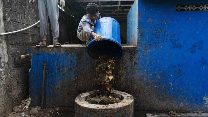 Santri menggunakan kompor berbahan bakar biogas dari sampah di tempat pengolahan sampah organik Yayasan Pondok Pesantren Krapyak Yayasan Ali Maksum, Panggungharjo, Bantul, D.I Yogyakarta, Kamis (13/6/2024). Pondok pesantren tersebut mampu mengolah sedikitnya 500 kg sampah organik perhari menjadi biogas yang digunakan sebagai pengganti alternatif gas LPG. ANTARA FOTO/Andreas Fitri Atmoko/agr/rwa.