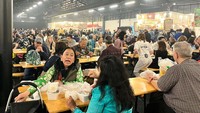 Produk asli Indonesia yang dijajakan di gelaran itu antara lain batik, kebaya, kain tenun, tas wanita, kerajinan tangan, asesoris, aromaterapi, makanan hingga berbagai cemilan atau jajanan pasar. Sejumlah pengunjung yang telah berkeliling Pasar Indonesia terlihat begitu gembira karena pulang membawa oleh-oleh sejumlah produk asli Indonesia yang banyak dirindukan diaspora Indonesia di Belanda.  