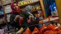Menurut pedagang, jelang Idul Adha 1445 H permintaan bumbu basah seperti rendang, rawon, tongseng dan sate mengalami peningkatan dari hari biasa sebanyak 100 kg bumbu perhari menjadi 200 kg bumbu perhari yang dijual daengan harga antara Rp 60 ribu - Rp 70 ribu per kg.  