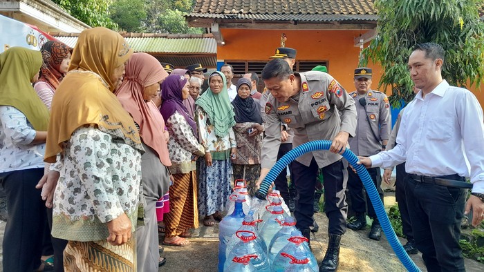Penyaluran air bersih oleh Polres Klaten di Desa Tlogowatu, Jumat (14/6/2024).