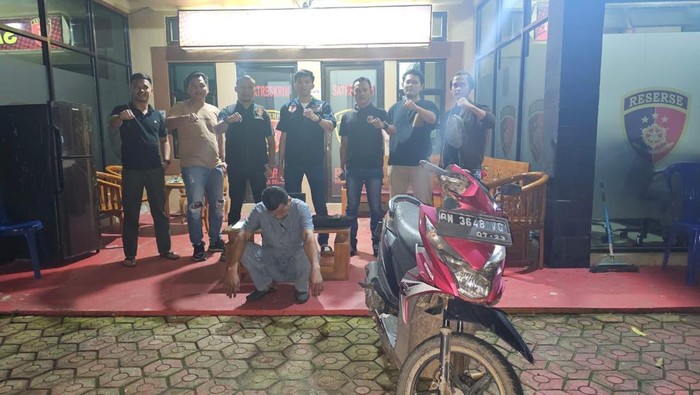 Penyandang disabilitas di Bangka Selatan, Liska (40) menjadi korban penipuan komplotan debt collector gadungan. Satu dari tiga pelaku diringkus polisi.