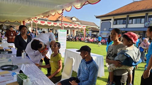 Ratusan penyandang dissabilitas mendapat pengobatan gratis dan bantuan bahan pokok dari Polres Klungkung, Jumat (14/6/2024).