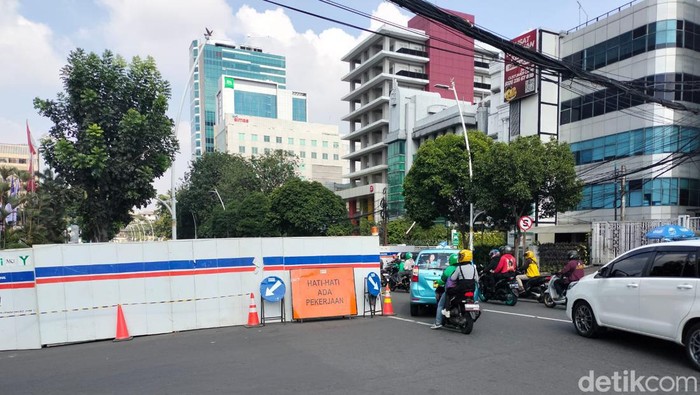 Penyempitan jalan akibat proyek saluran air. (Astrid Meishella/detikcom)