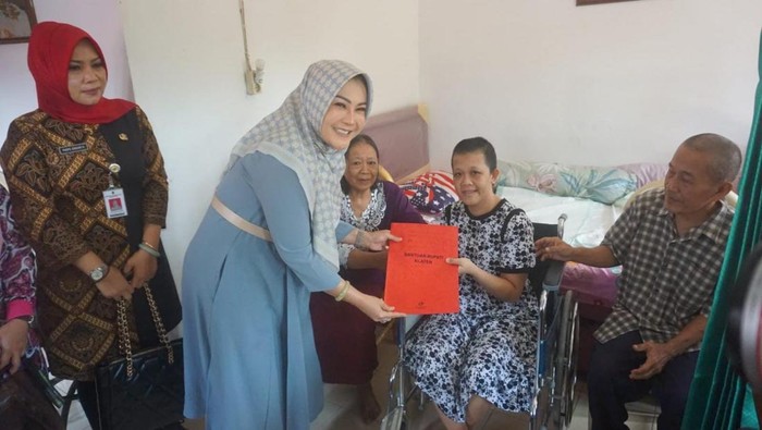 Penyerahan bantuan bagi Puput, TKW asal Klaten.