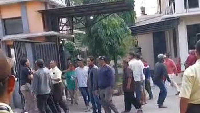 Penyerangan kampus UBS PPNI. Sekelompok pria jebol gerbang dan lukai mahasiswa.