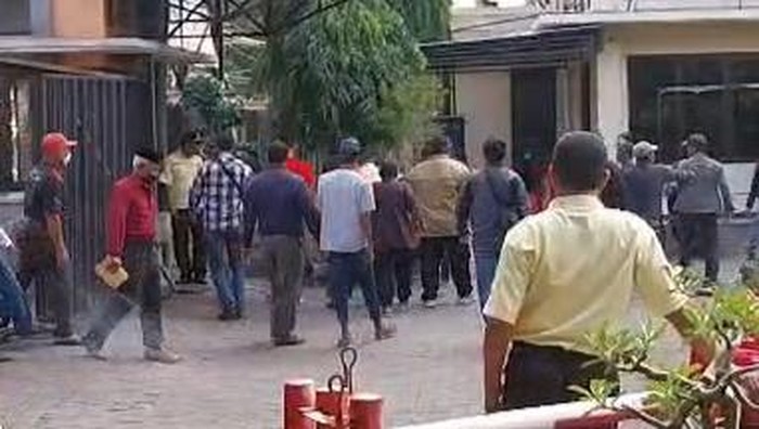 Penyerangan kampus UBS PPNI. Sekelompok pria jebol gerbang dan lukai mahasiswa.