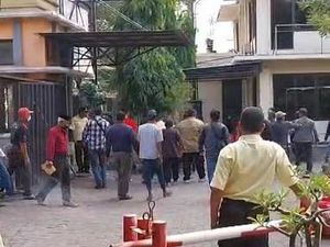 Sekelompok Pria Jebol Gerbang Kampus di Mojokerto, Pengurus Lama Buka Suara