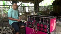 Salah satunya perajin tusuk sate, Idris (42) mengaku kebanjiran permintaan.Banyaknya pesanan ini tak lepas dari kebiasaan masyarakat untuk membakar sate saat Idul Adha