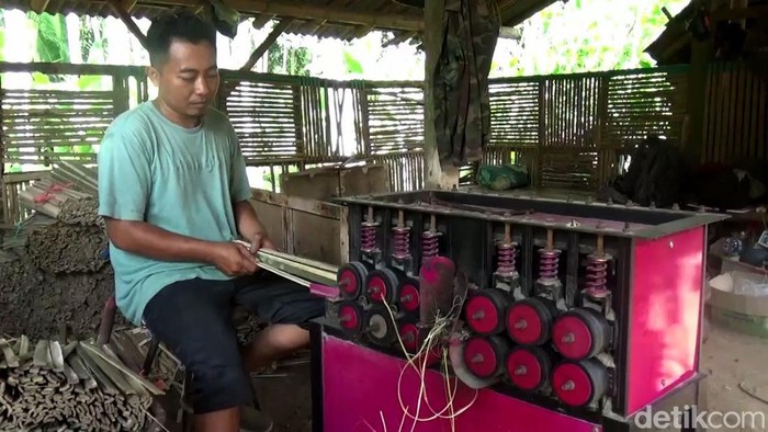 Perajin Tusuk Sate di Lumajang Perajin Tusuk Sate di Lumajang