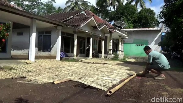 Jelang Idul Adha Perajin Tusuk Sate  di Lumajang Kebanjiran Pesanan