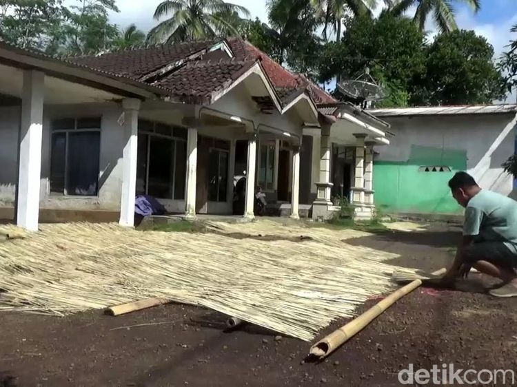 Jelang Idul Adha Perajin Tusuk Sate  di Lumajang Kebanjiran Pesanan