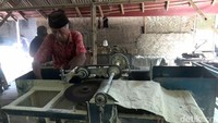 Dengan dibantu lima orang pekerjanya, Idris memproduksi tusuk sate sebanyak 2 ton atau 200.000 tusuk sate per bulannya, namun kini permintaan mencapai 5 ton atau 500.000 tusuk sate.
