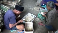 Untuk membuat tusuk sate ini, bambu rampal dipotong dan dibelah. Bambu yang sudah dipotong kemudian dimasukkan mesin serut dan selanjutnya dikeringkan di bawah terik panas matahari. Bambu dimasukkan ke dalam mesin untuk dihaluskan dan diruncingkan.