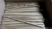 Tusuk sate berbahan bambu rampal ini dijual seharga Rp 10.000 untuk 100 tusuk sate. Dari usaha ini, perajin tusuk sate bisa meraup cuan hingga Rp 50 juta rupiah per bulannya.
