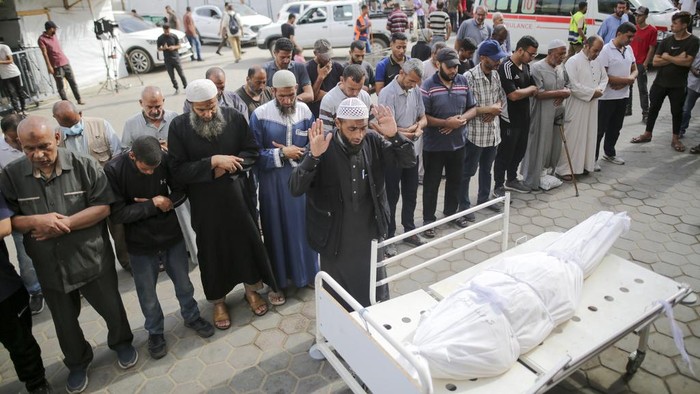 Perang Israel Vs Hamas Telah Renggut 37.232 Nyawa di Gaza Kementerian Kesehatan di Gaza menyampaikan laporan terbaru terkait jumlah korban tewas di Gaza akibat perang Israel vs Hamas. Total 37.232 orang tewas di Gaza.
