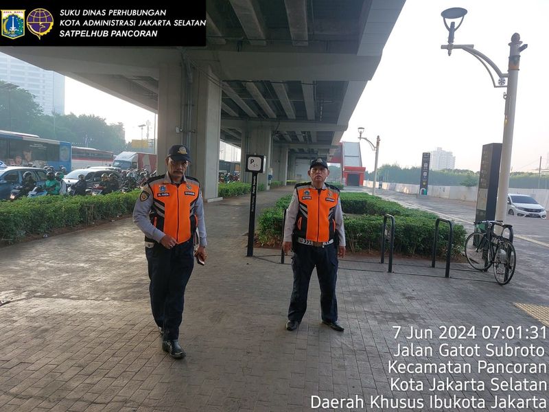 Petugas Dishub berjaga di trotoar Stasiun LRT Pancoran. (Dok. Dishub DKI)
