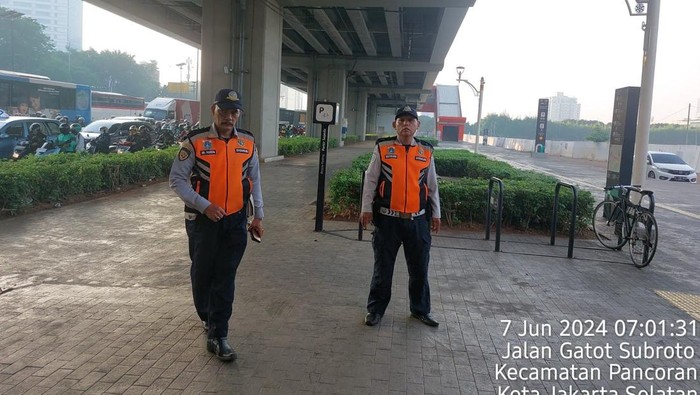 Petugas Dishub berjaga di trotoar Stasiun LRT Pancoran. (Dok. Dishub DKI)