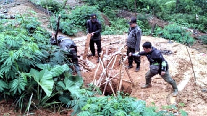 Petugas menemukan lubang bekas galian gurandil di Sukabumi