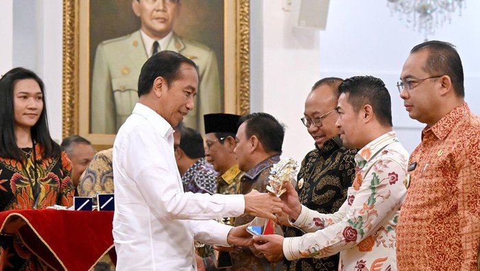 Pj Wali Kota Pekanbaru Risnandar saat menerima penghargaan dari Presiden Jokowi (Diskominfotiksan Pekanbaru)