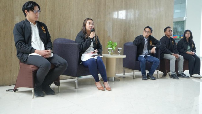 Pjs. People & Culture Divison Head Kalla, Indah Karlina Ilham bersama tim dan peserta KFL 2024 berbincang-bincang bersama awak media di Wisma Kalla.