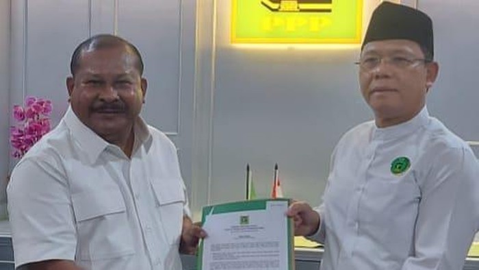Plt Ketum DPP PPP Muhammad Mardiono (kanan) menyerahkan surat tugas kepada Jeffry Apoly Rahawarin.