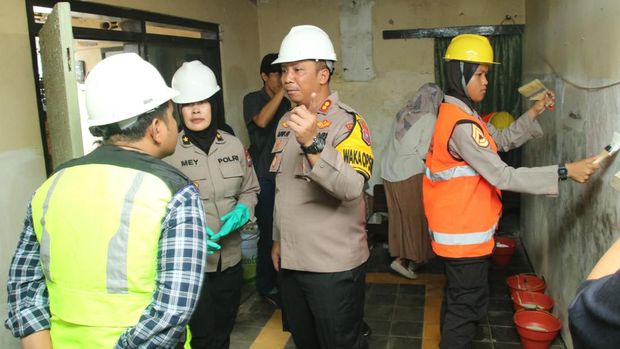 Polresta Malang Kota gelar bedah rumah warga bersama taruna Akpol.