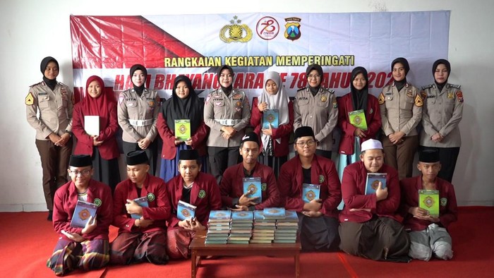 Polwan Polres Mojokerto bersama Latja Taruni Akpol baksos wakaf Al-Quran di Ponpes Manarul Huda