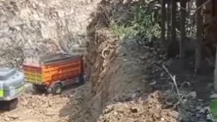 Postingan bernarasi aktivitas tambang dekat rumah warga di Kalurahan Serut, Kapanewon Gedangsari, Gunungkidul. Foto diunggah pada Jumat (14/6/2024).