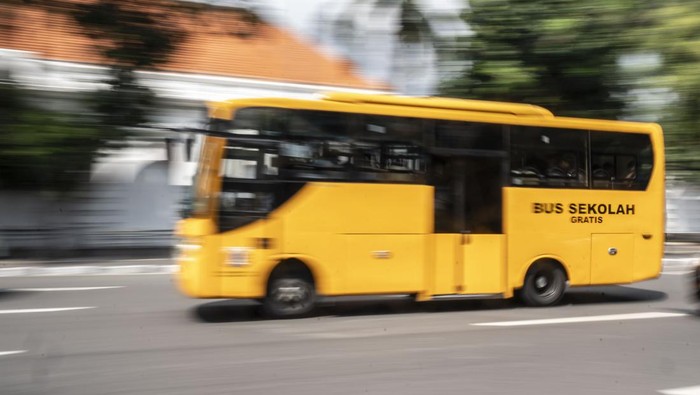 Sejumlah pelajar SMP Negeri 4 Jakarta berada di dalam bus sekolah gratis di Jalan Perwira, Sawah Besar, Jakarta, Jumat (14/6/2024). Pemprov DKI Jakarta mengoperasikan sekitar 220 unit bus sekolah gratis bagi para pelajar dengan 41 rute yang tersebar di lima wilayah DKI Jakarta. ANTARA FOTO/Aprillio Akbar/foc.