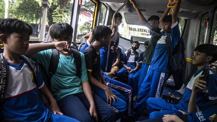 Sejumlah pelajar SMP Negeri 4 Jakarta berada di dalam bus sekolah gratis di Jalan Perwira, Sawah Besar, Jakarta, Jumat (14/6/2024). Pemprov DKI Jakarta mengoperasikan sekitar 220 unit bus sekolah gratis bagi para pelajar dengan 41 rute yang tersebar di lima wilayah DKI Jakarta. ANTARA FOTO/Aprillio Akbar/foc.