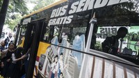 Pemprov DKI Jakarta mengoperasikan sekitar 220 unit bus sekolah gratis bagi para pelajar dengan 41 rute yang tersebar di lima wilayah DKI Jakarta.