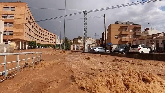 Potret Derasnya Aliran Banjir Terjang Murcia Spanyol Hujan lebat mengakibatkan banjir di Murcia, Spanyol. Begini potret derasnya aliran banjir yang menerjang wilayah tersebut.