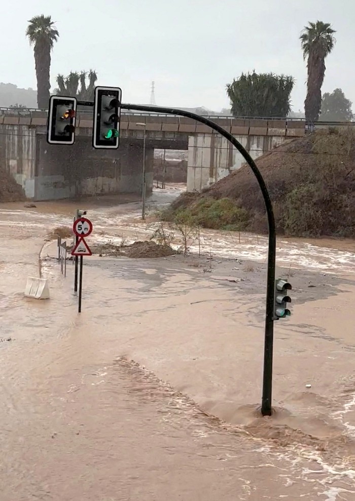 Potret Derasnya Aliran Banjir Terjang Murcia Spanyol Hujan lebat mengakibatkan banjir di Murcia, Spanyol. Begini potret derasnya aliran banjir yang menerjang wilayah tersebut.