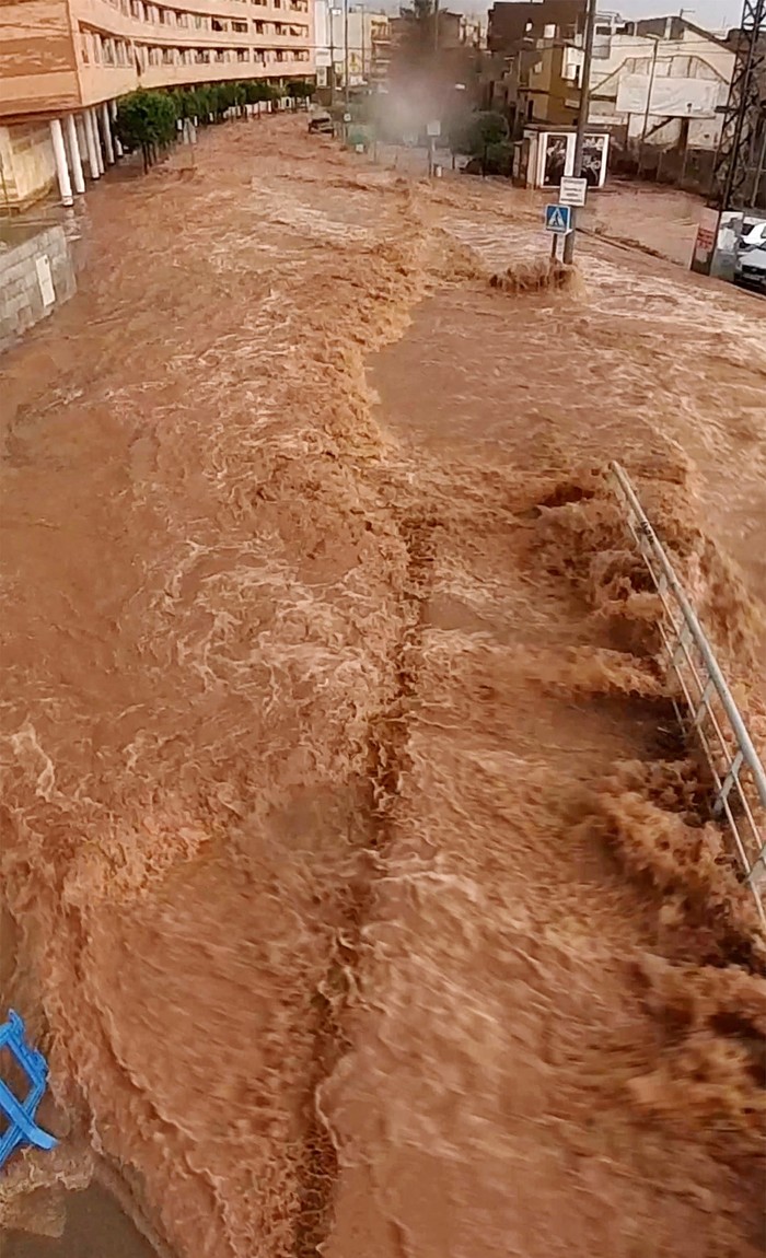 Potret Derasnya Aliran Banjir Terjang Murcia Spanyol Hujan lebat mengakibatkan banjir di Murcia, Spanyol. Begini potret derasnya aliran banjir yang menerjang wilayah tersebut.