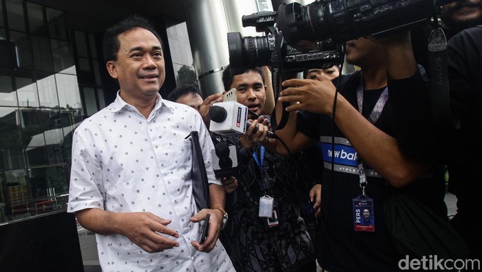 Direktur Keuangan PT ASABRI Helmi Imam Satriyono menjawab pertanyaan jurnalis usai diperiksa di Gedung Merah Putih KPK, Jakarta, Jumat (14/6/2024). Helmi Imam Satriyono diperiksa sebagai saksi kasus dugaan korupsi investasi fiktif alias bodong di PT Taspen pada 2019 yang merugikan negara ratusan miliar saat Imam menjabat sebagai Direktur Keuangan PT Taspen Oktober 2018 s.d Januari 2020.