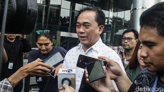 Direktur Keuangan PT ASABRI Helmi Imam Satriyono menjawab pertanyaan jurnalis usai diperiksa di Gedung Merah Putih KPK, Jakarta, Jumat (14/6/2024). Helmi Imam Satriyono diperiksa sebagai saksi kasus dugaan korupsi investasi fiktif alias bodong di PT Taspen pada 2019 yang merugikan negara ratusan miliar saat Imam menjabat sebagai Direktur Keuangan PT Taspen Oktober 2018 s.d Januari 2020.