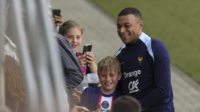 Potret Ramah Mbappe Sapa Pendukung Timnas Prancis Usai Latihan