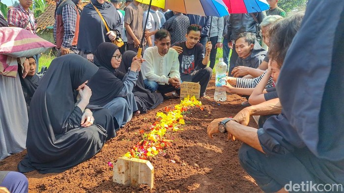 Proses pemakaman jenazah Hafid, pelajar Bandung yang tenggelam di Pantai Pangandaran