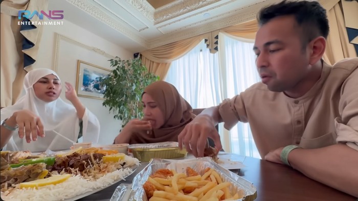 Raffi Nagita makan nasi biryani lauk daging unta saat naik haji