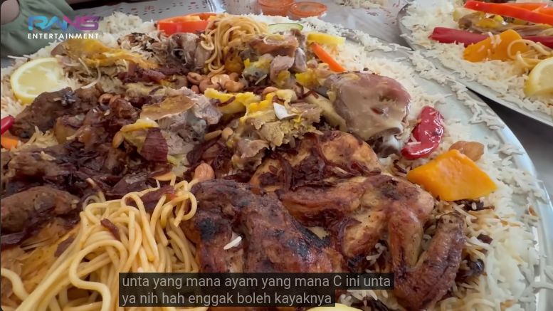 Raffi Nagita makan nasi biryani lauk daging unta saat naik haji