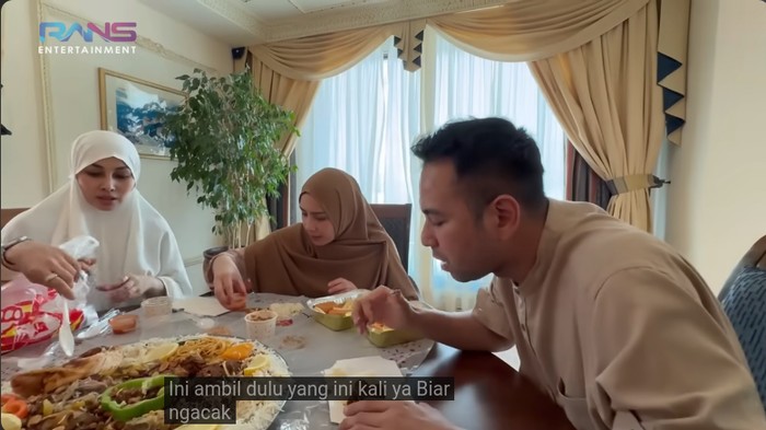 Raffi Nagita makan nasi biryani lauk daging unta saat naik haji