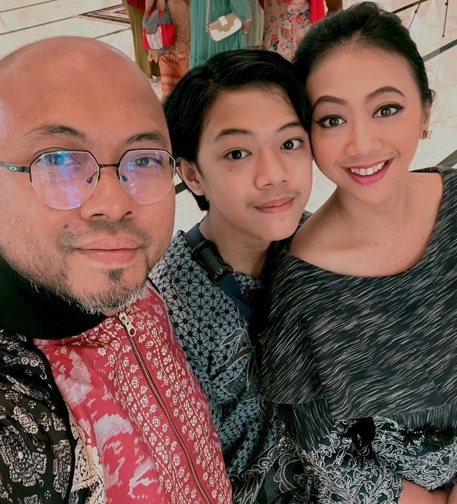 Aktris Asri Welas resmi bercerai dari Galiech Ridha Rahardja pada 23 Januari 2025. Pasangan ini selama bertahun-tahun jarang menjadi sorotan konflik besar, sehingga pengumuman perceraian di awal tahun ini cukup mengejutkan publik. Foto: Instagram @ibam_gilbram