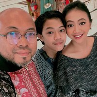 Aktris Asri Welas resmi bercerai dari Galiech Ridha Rahardja pada 23 Januari 2025. Pasangan ini selama bertahun-tahun jarang menjadi sorotan konflik besar, sehingga pengumuman perceraian di awal tahun ini cukup mengejutkan publik. Foto: Instagram @ibam_gilbram