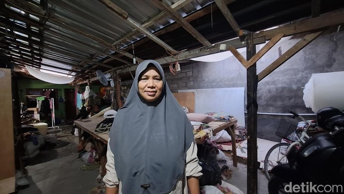 Zulaikah di rumah yang berdiri di atas tanah sewaan, Jalan Merpati, Monang-Maning, Selasa (11/6/2024).