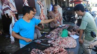 Pedagang musiman mempersiapkan daging kerbau pesanan pembeli pada tradisi meugang kecil (pertama) hari raya Idul Adha di kawasan pasar Bina Usaha Meulaboh Desa Ujong Baroh, Johan Pahlawan, Aceh Barat, Aceh, Jumat (14/6/2024).