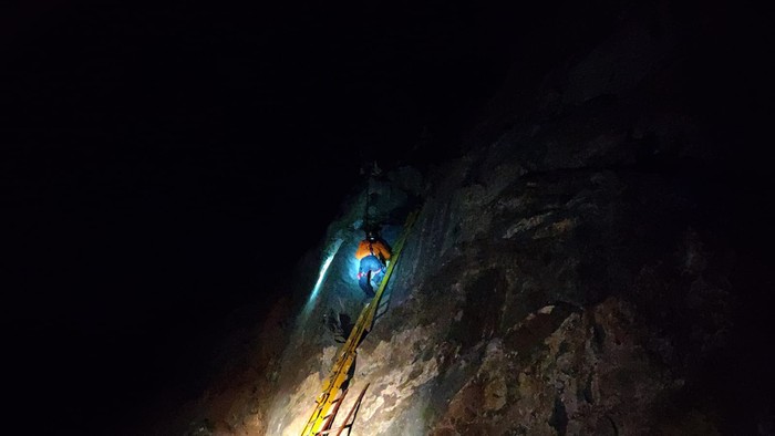SAR Mataram evakuasi bocah 8 tahun usai terseret ditemukan di atas tebing gunung Peseng, Lombok Barat. Foto: Humas SAR Mataram.