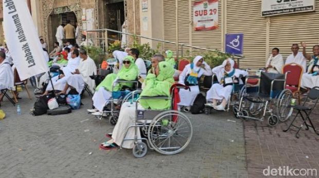 Sejumlah haji menunggu bus untuk ke Arafah (Mei Amelia/detikcom).