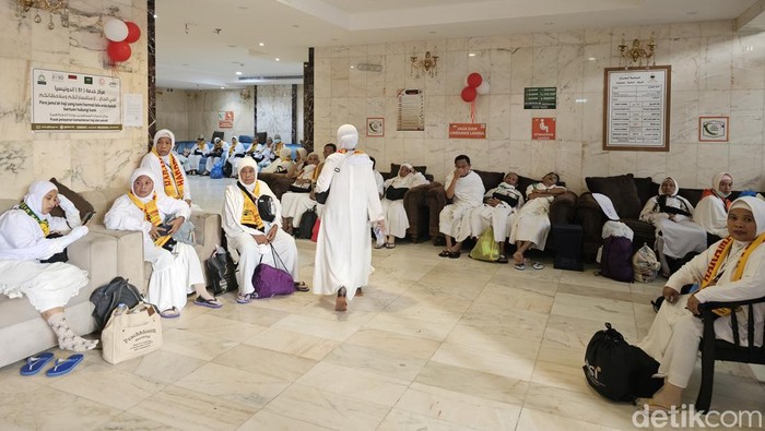 Sejumlah haji menunggu bus untuk ke Arafah (Mei Amelia/detikcom).