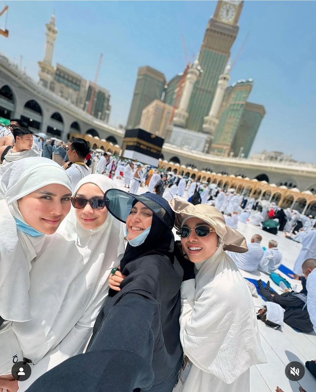 Keluarga Raffi Ahmad lainnya, Syahnaz dan Nisya juga berangkat haji tahun ini. Selain itu, ibu Raffi Ahmad, Amy Qanita dan ibunda Nagita Slavina, Rieta Amilia juga turut ikut dalam rombongan haji furoda. Foto: Instagram
